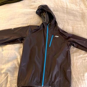 Outdoor Research Men’s Medium hooded rain jacket—Black with blue zipper